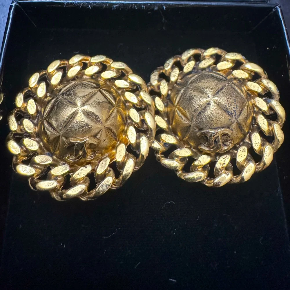 24K gold plated CHANEL vintage clip on earrings in box. - Picture 2 of 3